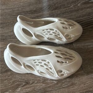 Yeezy foam runner mens size 5 sand